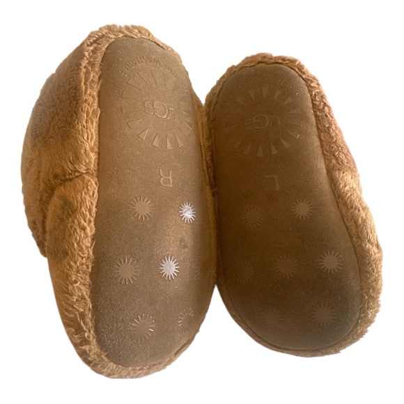 The UGG™ Kids Bixbee booties. - Picture 6 of 7